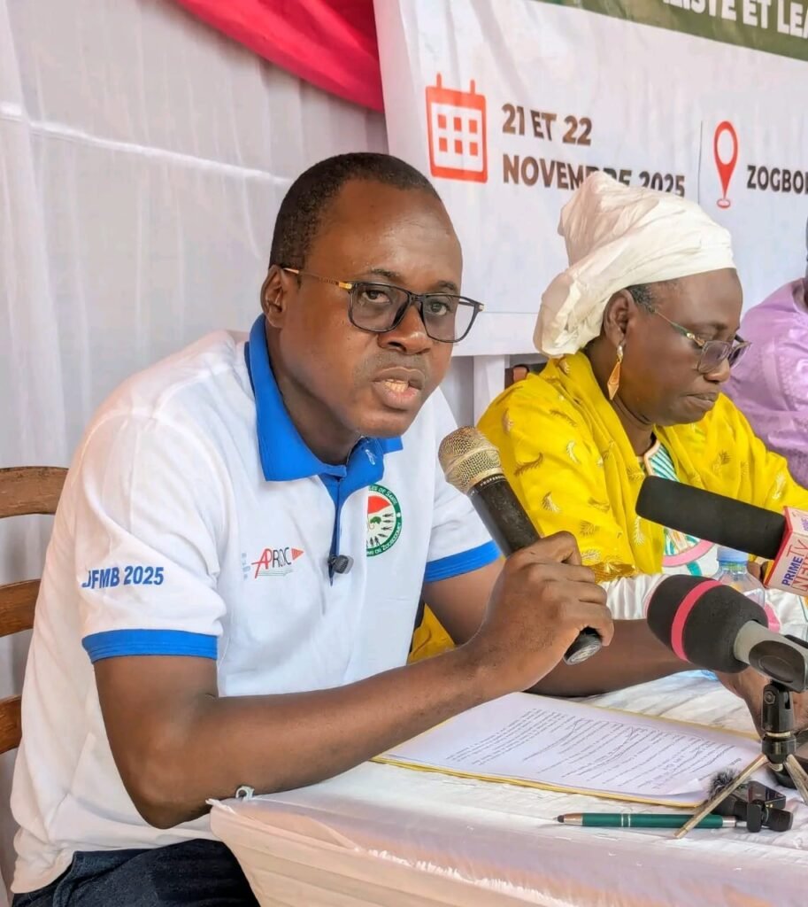 WhatsApp-Image-2025-11-26-a-19.45.59_85dbbd75-913x1024 JFMB 2025 : APROSOC-Bénin célèbre la femme pour booster le mouvement mutualiste